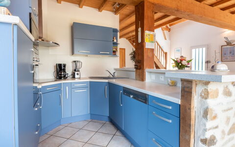 Les Mouettes: Cabinetry, Comptoir, Meubles, Robinet, Évier, Evier, Bleu, Cuisine, Tiroir, Bois