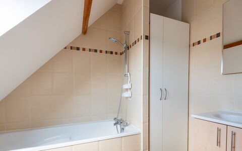 Les Mouettes: Propriété, Tete De Douche, Luminaire Plomberie, Bâtiment, Robinet, Douche, Salle De Bains, Évier, Maison