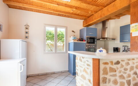 Les Mouettes: Propriété, Cabinetry, Comptoir, Bois, Sol, Architecture, Design Intérieur, Appareil De Cuisine, Sol, Électroménager