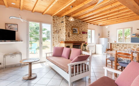 Les Mouettes: Meubles, Propriété, Canapé, Salon, Bois, Éclairage, Cadre, Design Intérieur, Sol, Chaise