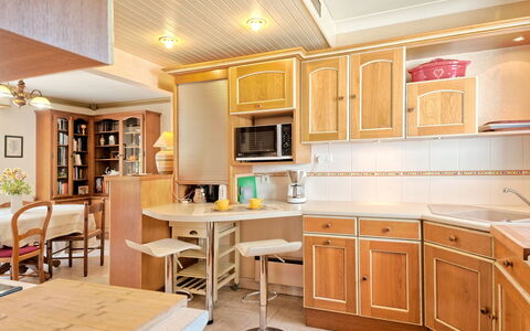 Chante-Brise: Comptoir, Cabinetry, Meubles, Propriété, Table, Chaise, Cuisine, Bois, Appareil De Cuisine, Électroménager