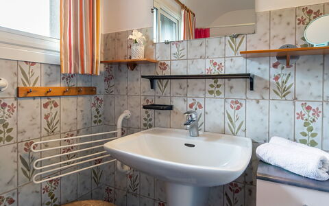 Ker Svea: Robinet, Luminaire Plomberie, Évier, Propriété, Salle De Bains, Lavabo, Bâtiment, Design Intérieur, Architecture, Plante