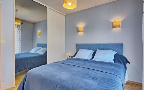Ty Ker: Bâtiment, Meubles, Propriété, Confort, Bleu Azur, Bois, Éclairage, Design Intérieur, Lampe, Cadre De Lit