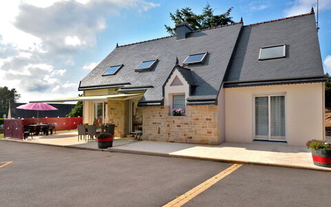 Ty Ker: Nuage, Ciel, Bâtiment, Propriété, Plante, Fenêtre, Maison, Asphalte, Surface De La Route, Zone Résidentielle