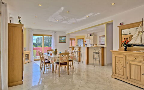 Ty Ker: Meubles, Propriété, Cabinetry, Chaise, Bâtiment, Table, Bois, Salle, Éclairage, Design Intérieur