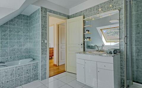Ty Ker: Armoire De Toilette, Cabinetry, Propriété, Luminaire Plomberie, Bâtiment, Miroir, Comptoir, Salle De Bains, Robinet, Design Intérieur