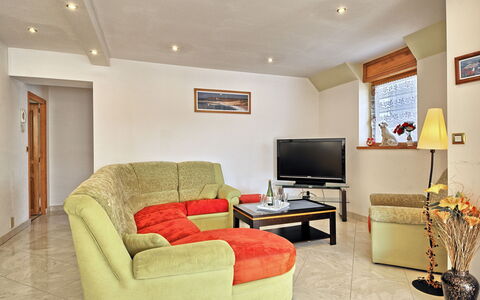 Ty Ker: Meubles, Propriété, Cadre, Confort, Design Intérieur, Canapé, Éclairage, Salon, Bois, Sol