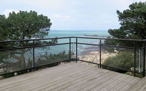 Roch Glaz: Propriété, Balustrade, L'Eau, Ciel, Environnement Naturel, Plate-Forme, Rail Garde, Immobilier, Le Fer, Maison