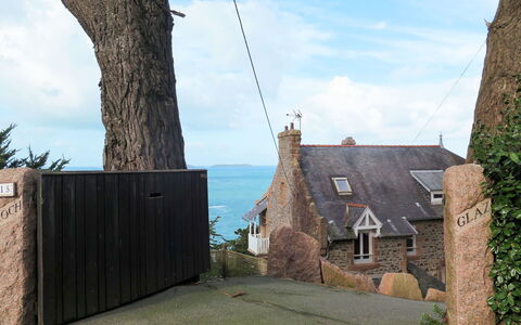 Roch Glaz: Propriété, Maison, Chalet, Mur, Bâtiment, Toit, Architecture, Arbre, Herbe, Zone Rurale