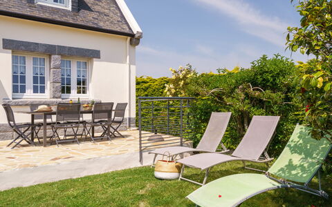 Ty Didrouz: Ciel, Meubles, Plante, Fenêtre, Propriété, Bâtiment, Nuage, Chaise, Mobilier De Jardin, Ombre