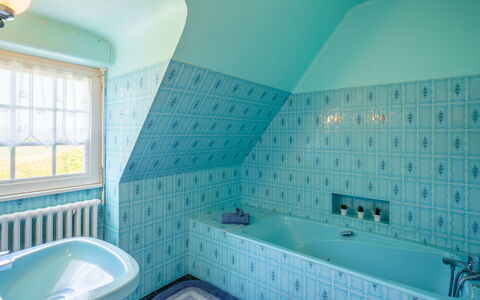 Ty Didrouz: Propriété, Baignoire, Luminaire Plomberie, Bleu, Bleu Azur, Violet, Salle De Bains, Fenêtre, Design Intérieur, Sol