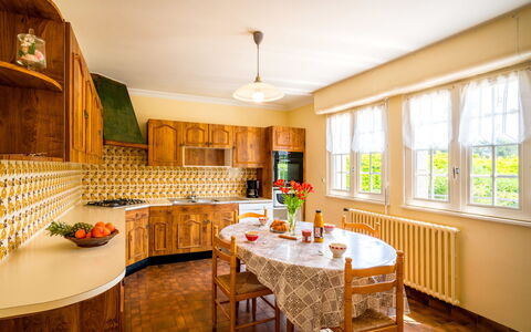 Ty Didrouz: Table, Meubles, Propriété, Fenêtre, Cabinetry, Chaise, Bois, Cuisine, Design Intérieur, Sol