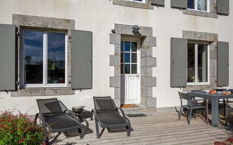 Balade Océane: Fenêtre, Bâtiment, Meubles, Plante, Ombre, Architecture, Mobilier De Jardin, Chaise, Zone Résidentielle, Table