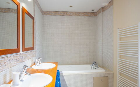 Balade Océane: Luminaire Plomberie, Miroir, Robinet, Propriété, Évier, Baignoire, Lavabo, Salle De Bains