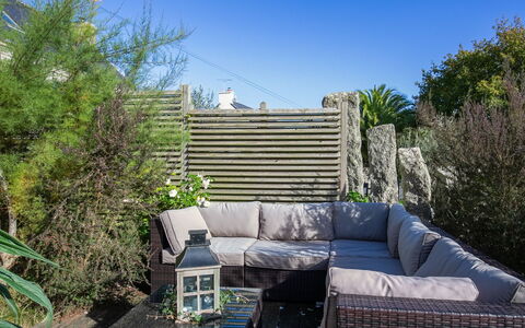 Balade Océane: Propriété, Canapé, Plante, Ciel, Bâtiment, Herbe, Mobilier De Jardin, Canapé-Lit, Arbre