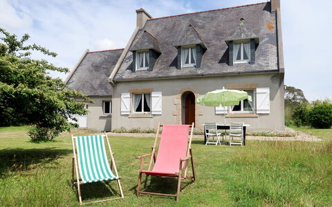 Les Genêts: Ciel, Bâtiment, Plante, Propriété, Fenêtre, Nuage, Arbre, Chalet, Maison, Lot Terre