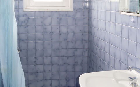 Les Genêts: Luminaire Plomberie, Propriété, Blanc, Bleu, Fenêtre, Salle De Bains, Violet, Robinet, Noir