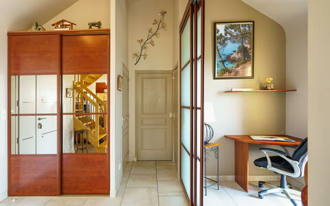 Cassiopée: Propriété, Meubles, Bâtiment, Porte, Bois, Design Intérieur, Architecture, Sol, Maison