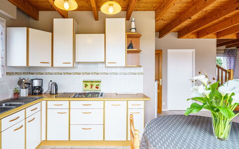 Stereden Vor: Cabinetry, Comptoir, Propriété, Meubles, Plante, Bâtiment, Évier, Tiroir, Bois, Design Intérieur