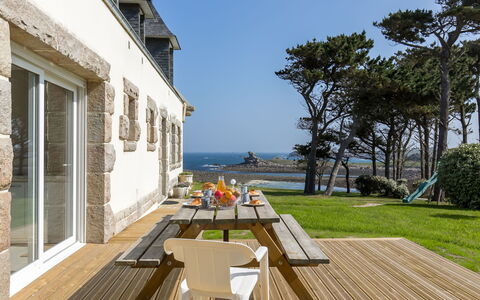 Saint Gonvel: Ciel, Bâtiment, Fenêtre, Plante, Table, Ombre, Bois, Mobilier De Jardin, Arbre, Condominium