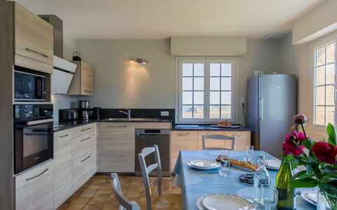 Saint Gonvel: Propriété, Fenêtre, Cabinetry, Comptoir, Bleu, Bois, Appareil De Cuisine, Design Intérieur, Cuisine, Cuisinière
