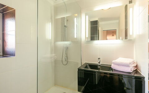 Villa Mor-Eol: Évier, Robinet, Luminaire Plomberie, Propriété, Miroir, Bâtiment, Lavabo, Salle De Bains, Architecture