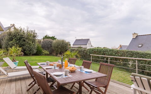 Maison de Plain Pied - Vue Mer: Plante, Nuage, Table, Ciel, Meubles, Propriété, Bâtiment, Chaise, Tableau De Plein Air, Bois