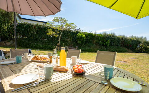 Hidel: Table, Meubles, Propriété, Plante, Chaise, Lumière, Bleu Azur, Ciel, Mobilier De Jardin, Jaune