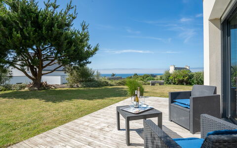 Hidel: Ciel, Plante, Bâtiment, Propriété, Nuage, Table, Ombre, Arbre, Design Urbain, Mobilier De Jardin