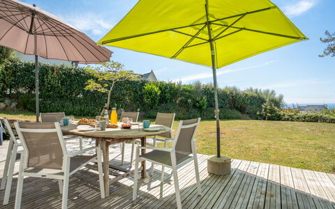Hidel: Ciel, Table, Meubles, Propriété, Nuage, Parapluie, Plante, Chaise, Bâtiment, Ombre