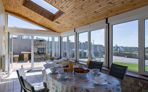 Blaues Meer: Table, Meubles, Propriété, Vaisselle, Fenêtre, Chaise, Bâtiment, Ombre, Design Intérieur, Ciel