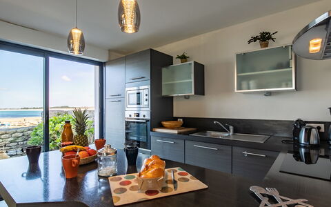 Men Meur: Propriété, Cabinetry, Meubles, Comptoir, Table, Design Intérieur, Évier, Cuisine, Orange, Bois