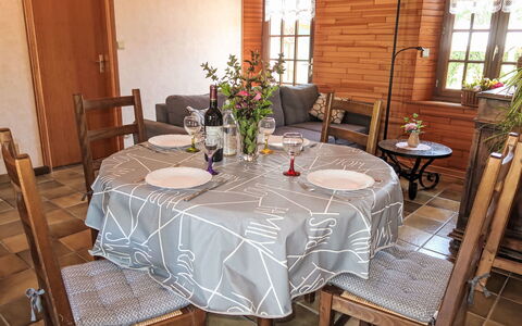 Mestrezec: Table, Meubles, Plante, Propriété, Fenêtre, Plante D'Appartement, Chaise, Design Intérieur, Nappe De Table, Pot De Fleur