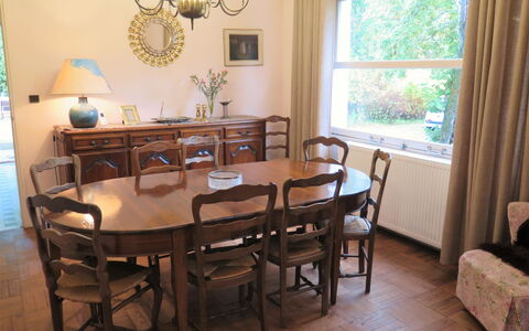 Le Belon: Table, Meubles, Propriété, Fenêtre, Chaise, Bois, Design Intérieur, Bâtiment, Cadre, Plante