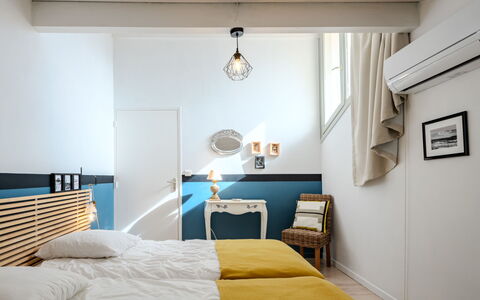 La Chapelle: Meubles, Design Intérieur, Chambre, Lit, Drap De Lit, Literie, Textile, Linge, Sol, Sol