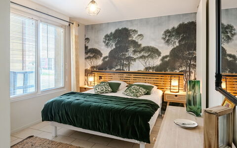La Chapelle: Meubles, Lit, Design Intérieur, Chambre, Literie, Mur, Drap De Lit, Sol, Sol, Bois