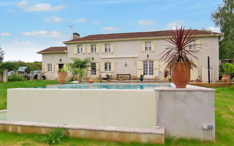 Aucéloun: Ciel, Plante, Nuage, Fenêtre, Arbre, Bâtiment, Lot Terre, Herbe, Maison, Paysage