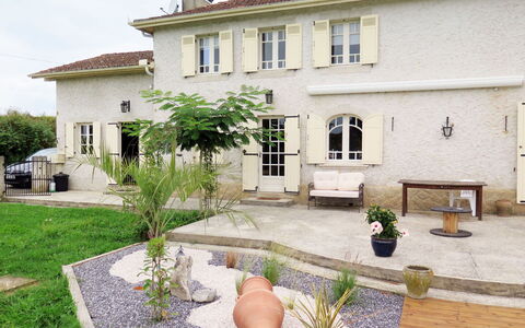 Aucéloun: Plante, Propriété, Bâtiment, Fenêtre, Ciel, Maison, Arbre, Zone Résidentielle, Pot De Fleur, Porte