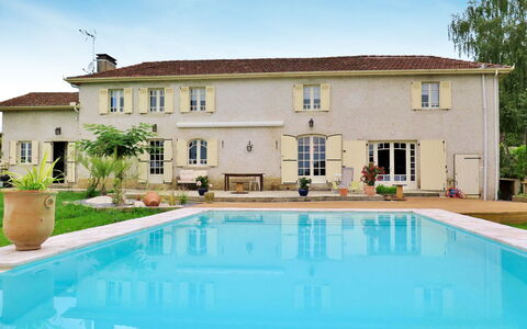 Aucéloun: L'Eau, Ciel, Plante, Propriété, Bâtiment, Piscine, Fenêtre, Bleu Azur, Ombre, Nuage