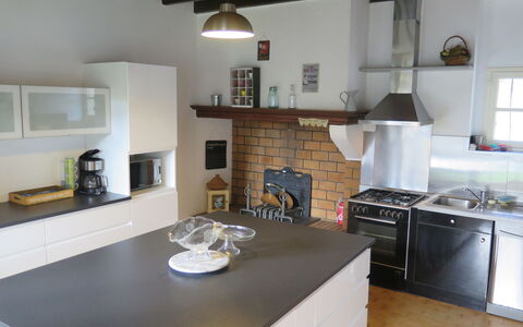 Aucéloun: Cabinetry, Meubles, Comptoir, Appareil De Cuisine, Cuisinière, Gaz Poele, Bois, Cuisine, Électroménager, Le Fourneau