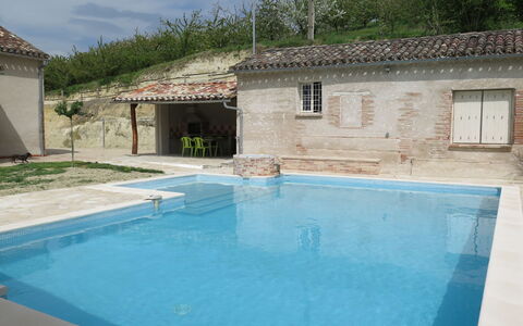 Touzy: L'Eau, Nuage, Ciel, Propriété, Piscine, Plante, Bâtiment, Bleu Azur, Ombre, Rectangle