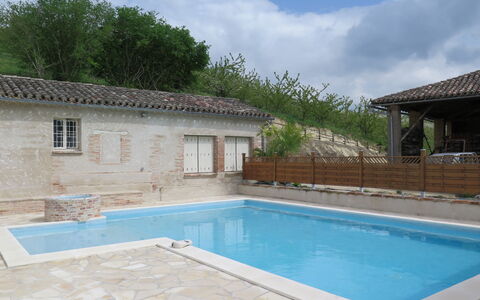 Touzy: L'Eau, Nuage, Ciel, Piscine, Bâtiment, Fenêtre, Plante, Bleu Azur, Ombre, Bois