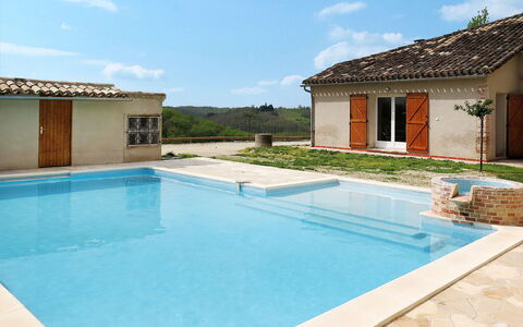 Touzy: L'Eau, Ciel, Nuage, Plante, Propriété, Bâtiment, Piscine, Fenêtre, Bleu Azur, Ombre