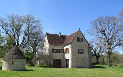 La Bergerie de Durand: Ciel, Plante, Propriété, Bâtiment, Arbre, Fenêtre, Paysage Naturel, Maison, Lot Terre, Herbe