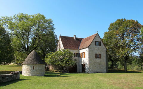 La Bergerie de Durand: Ciel, Plante, Propriété, Arbre, Paysage Naturel, Bâtiment, Fenêtre, Lot Terre, Herbe, Chalet