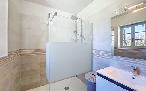 La Bergerie de Durand: Sol, Sol, Luminaire Plomberie, Salle De Bains, Design Intérieur, Mur, Plafond, Plomberie, Robinet, Tuile