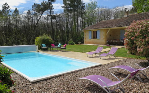 Au Cayroux: L'Eau, Nuage, Plante, Propriété, Meubles, Ciel, Piscine, Bâtiment, Chaise, Ombre