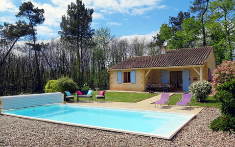 Au Cayroux: Plante, Nuage, Ciel, Propriété, L'Eau, Bâtiment, Fenêtre, Bleu Azur, Arbre, Piscine