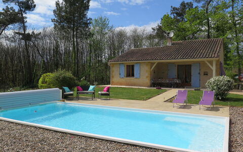 Au Cayroux: Plante, L'Eau, Ciel, Nuage, Propriété, Bâtiment, Piscine, Fenêtre, Bleu Azur, Ombre