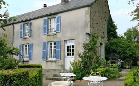 Peuchaud: Plante, Ciel, Bâtiment, Propriété, Fenêtre, Arbre, Maison, Porte, Architecture, Végétation
